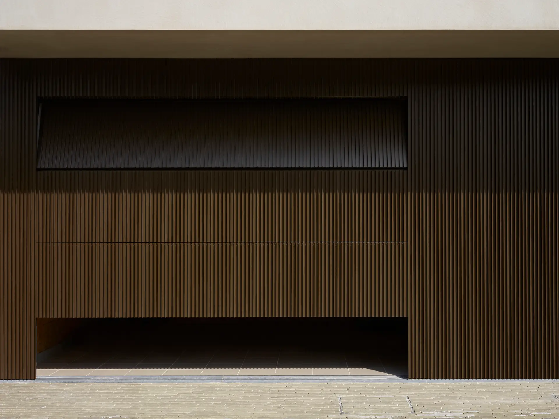 Houtmassiefbouw in combinatie met Renson screens, Linarte gevelbekleding en eSafe pakketbrievenbus