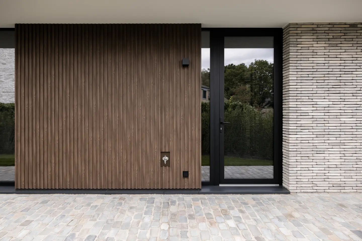 A façade that blends architecture and practicality 