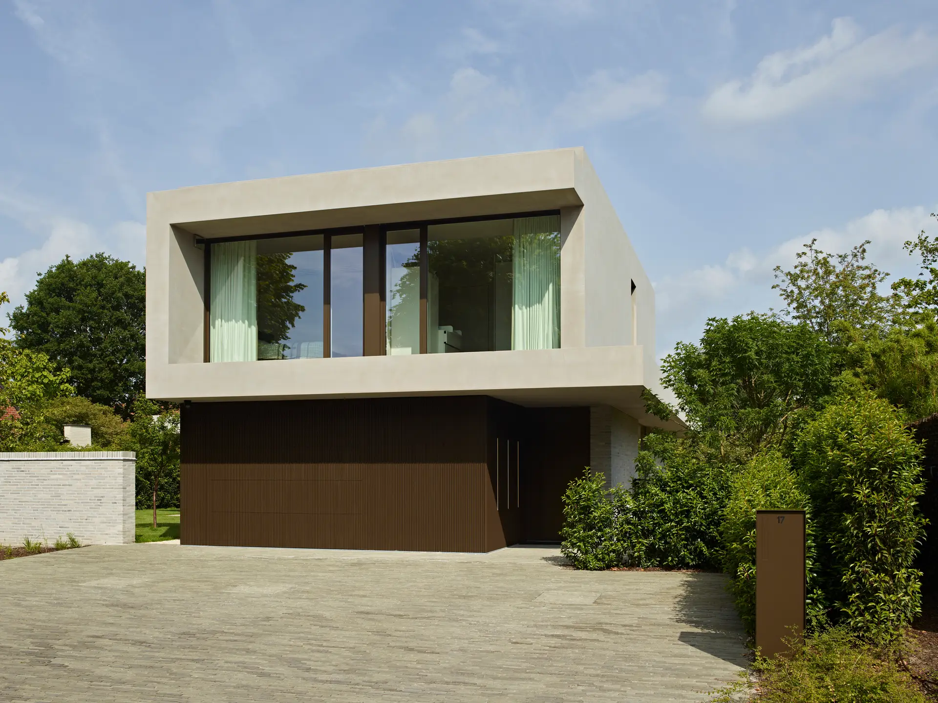 Houtmassiefbouw in combinatie met Renson screens, Linarte gevelbekleding en eSafe pakketbrievenbus