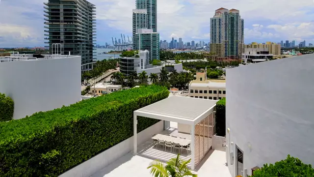 À l’abri du soleil et de la pluie, avec Miami Beach en toile de fond