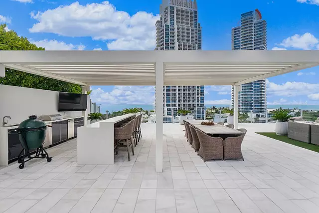 À l’abri du soleil et de la pluie, avec Miami Beach en toile de fond