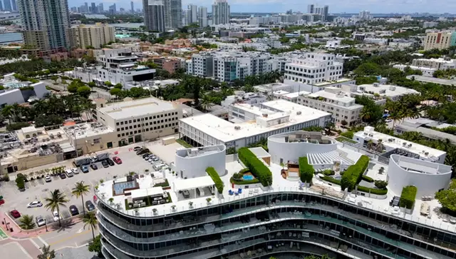 À l’abri du soleil et de la pluie, avec Miami Beach en toile de fond